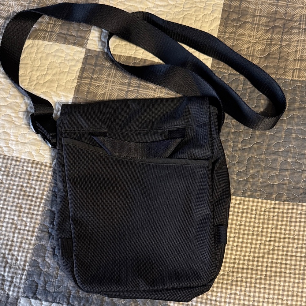 Tom Bihn Small Cafe Crossbody black/mountain - Picture 2 of 6